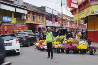 Kasat Lantas Pantau Arus Lalin di Pasar Sago Jelang Imlek 2023